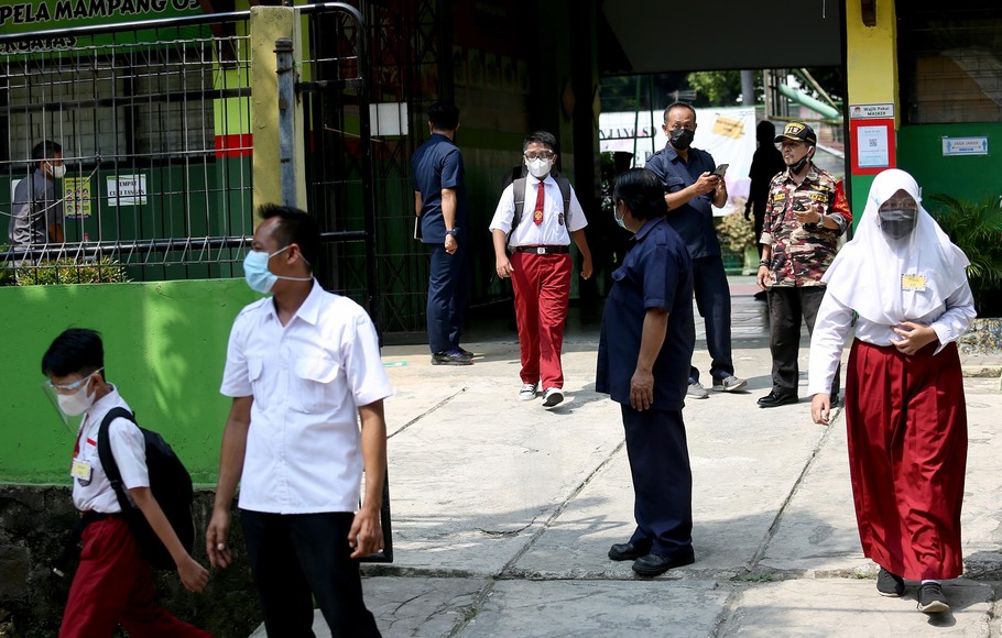 Murid SD pulang sekolah usai mengikuti pembelajaran tatap muka di SDN 05 Pela Mampang, Jakarta Selatan, Rabu 5 Januari 2021.