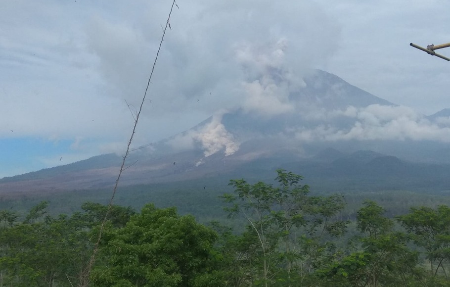 Gunung Semeru kembali luncurkan awan panas guguran (APG) pada Rabu pagi, 5 Januari 2-21.