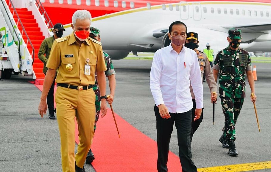 Gubernur Jateng Ganjar Pranowo menyambut Presiden Jokowi, Rabu, 5 Januari 2022.