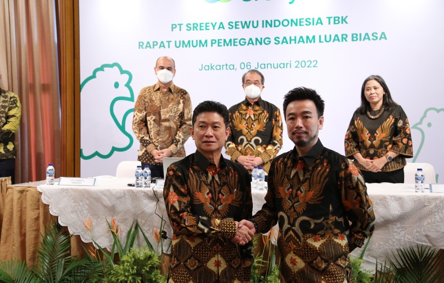 Emiten grup Gunung Sewu, PT Sreeya Sewu Indonesia Tbk (SIPD), resmi mengangkat Sungkono Sadikin (kiri) sebagai nakhoda baru dari perseroan menggantikan Tommy Wattemena Widjaja (kanan) yang didapuk menjadi Presiden Direktur Group Great Giant Foods, Kamis 6 Januari 2022.