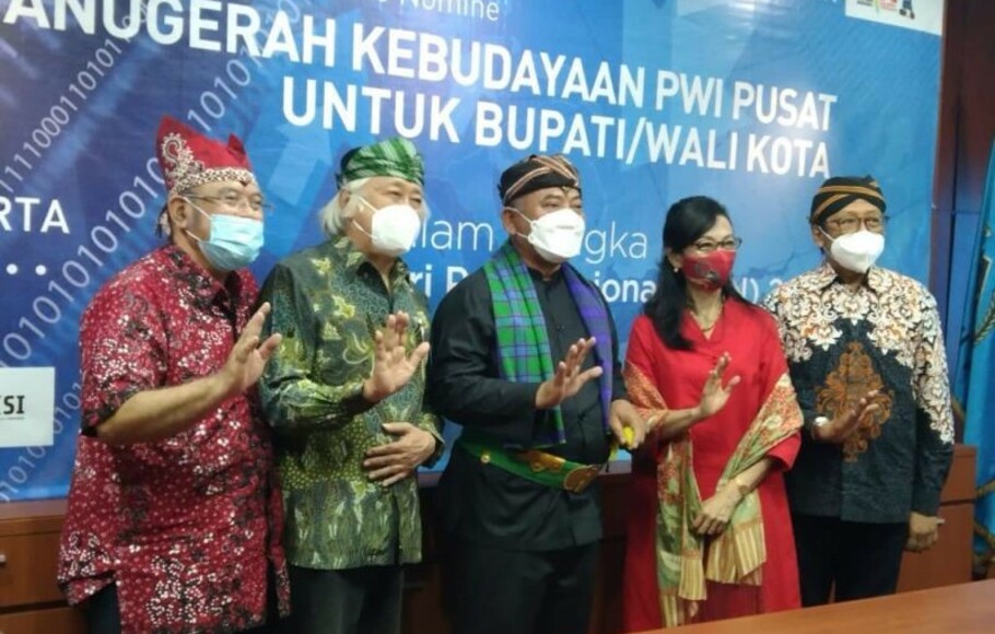 Wali Kota Rahmat Effendi foto bersama tim Juri, usai presentasi dan wawancara di Kantor PWI Pusat, Lt 4 Gedung Dewan Pers, Jakarta, Kamis 16 Desember 2021). 
