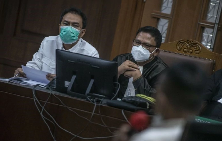 Terdakwa mantan Wakil Ketua DPR Azis Syamsuddin (kiri) mengikuti sidang lanjutan kasus dugaan suap kepada mantan penyidik KPK AKP Stepanus Robin Pattuju, di Pengadilan Tipikor, Jakarta, Kamis, 6 Januari 2022c.
