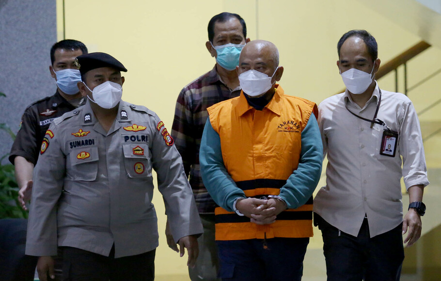 Wali Kota Bekasi Rahmat Effendi, mengenakan rompi tahanan KPK usai diperiksa di gedung KPK, Jakarta, Kamis 6 Januari 2022.