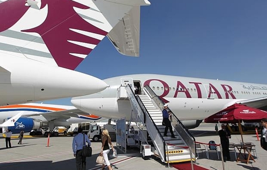 Pesawat Qatar Airways diparkir di salah satu bandara. 
