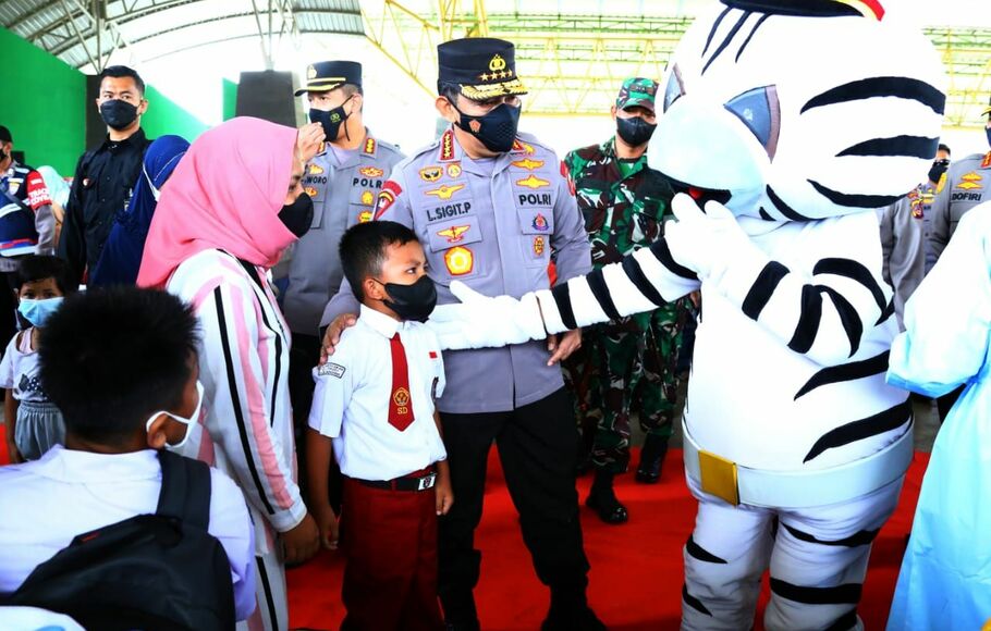 Kapolri Jenderal Listyo Sigit meninjau vaksinasi anak di Gedung Dome Bale Rame, Kabupaten Bandung, Jawa Barat, Jumat, 7 Januari 2022. 