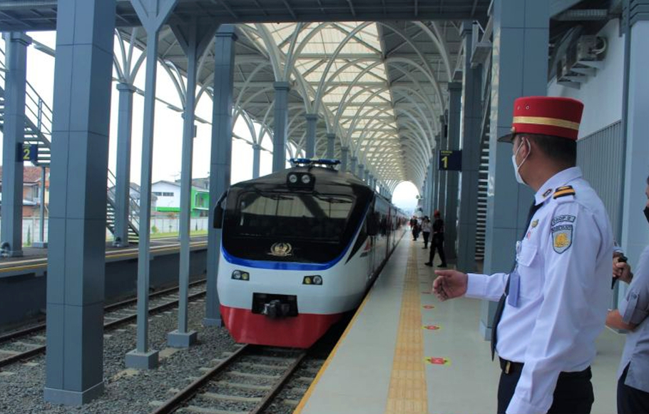 Petugas berjaga untuk menyambut kedatangan kereta api di Stasiun Garut, Kabupaten Garut, Jawa Barat, Kamis 6 Januari 2022.