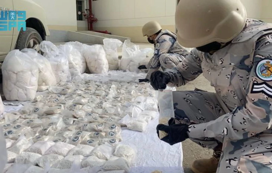 Penyelundupan pil Captagon, narkotika, produk palsu dan selundupan lainnya mengancam keamanan dan keselamatan masyarakat Saudi. 