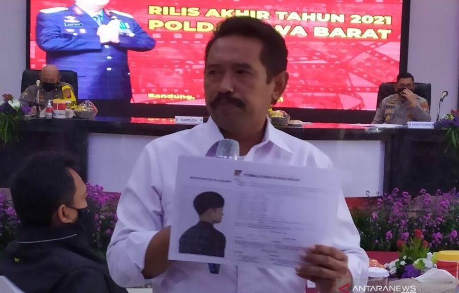 Direktur Reserse Kriminal Umum Polda Jabar Kombes Pol Yani Sudarto menunjukkan sketsa terduga pelaku kasus pembunuhan ibu dan anak di Subang, Jawa Barat.