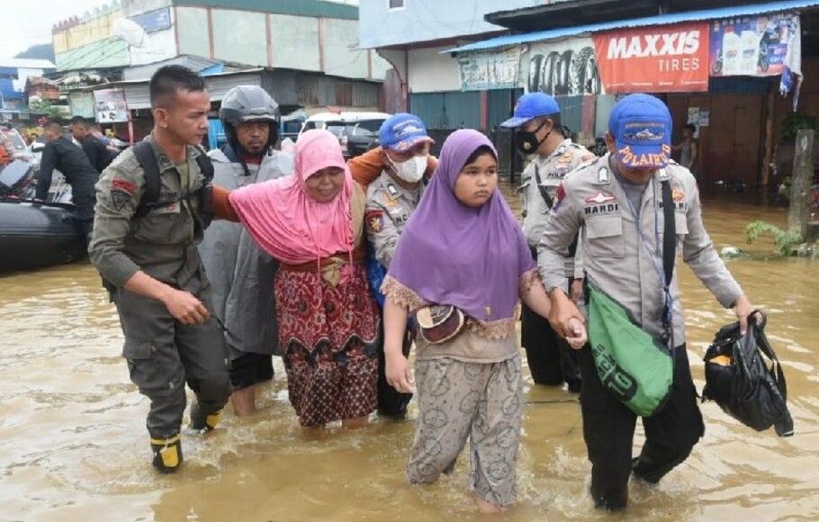 Evakuasi korban banjir di Kota Jayapura.  