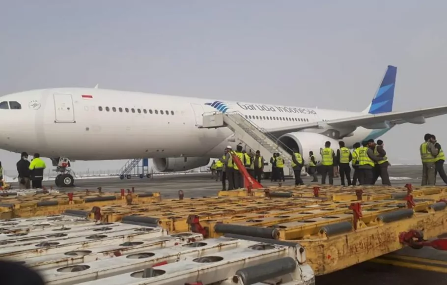 Maskapai penerbangan nasional Garuda Indonesia menerbangkan dua armada Airbus A330-300 yang mengangkut bantuan kemanusiaan dari Pemerintah Indonesia, melalui Kementerian Luar Negeri, menuju ke Kabul, Afganistan, pada Minggu (9/1/2022).