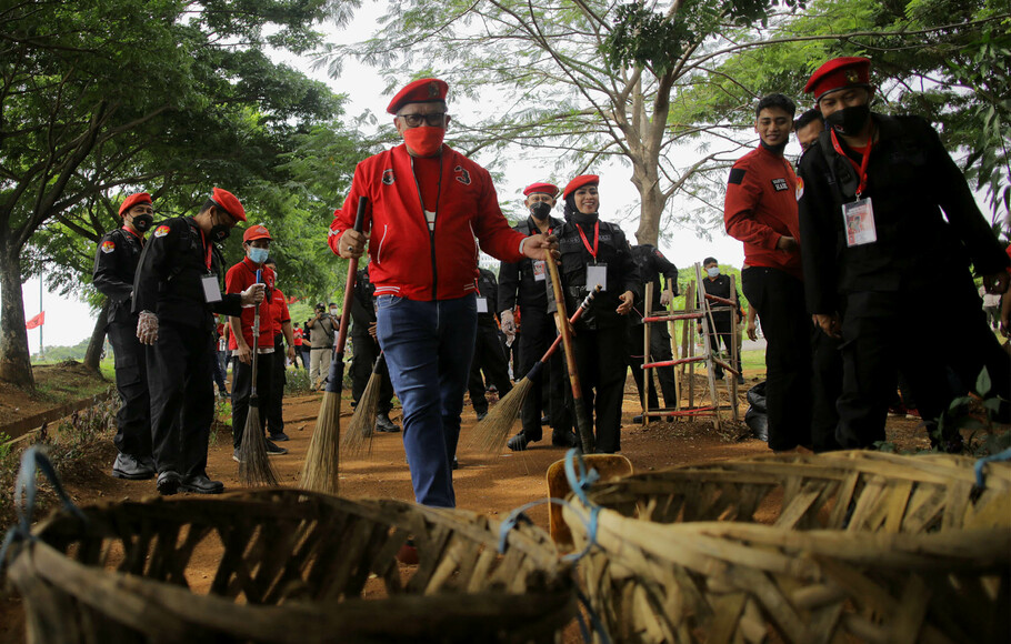 Sekjen Partai Demokrasi Indonesia Perjuangan (PDIP) Hasto Kristiyanto bersama sejumlah kader menyapu sampah pada acara bersih-bersih lingkungan, penanaman dan pemelihara tanaman di Cakung, Jakarta, Minggu 9 Januari 2022.