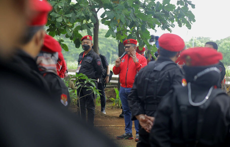 Sekjen Partai Demokrasi Indonesia Perjuangan (PDIP) Hasto Kristiyanto (kanan),  bersama Ketua DPRD DKI Prasetio Edi Marsudi (kiri) memberikan arahan kepada sejumlah kader pada acara bersih-bersih lingkungan, penanaman dan pemelihara tanaman di Cakung, Jakarta, Minggu 9 Januari 2022.