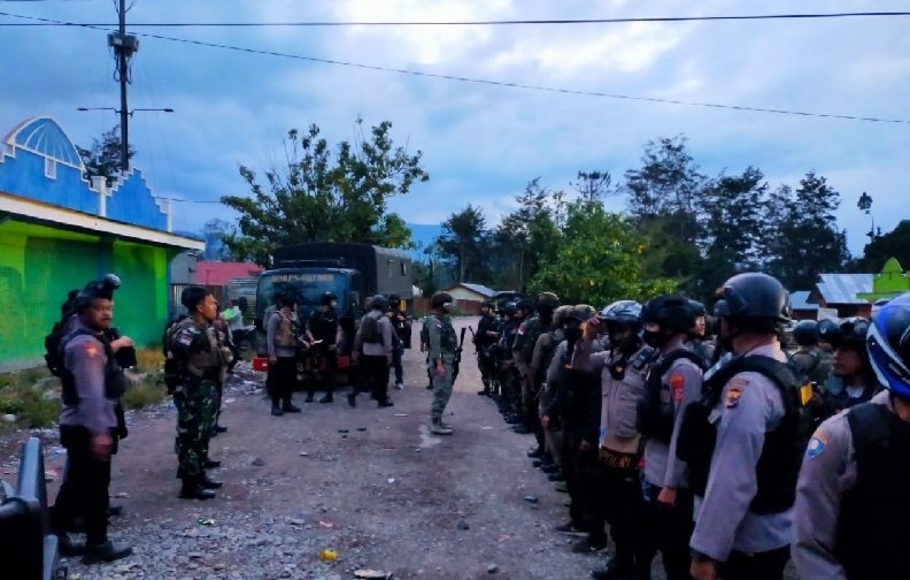 Personel gabungan TNI/Polri membantu meredam bentrok antarwarga di Kabupaten Jayawijaya. 