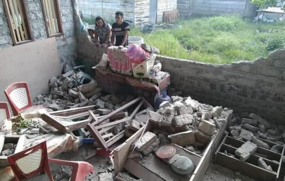 Rumah salah seorang warga mengalami rusak cukup berat akibat dua kali gempa yang mengguncang Kabupaten Halmahera Utara, Senin,10 Januari 2022 pagi.