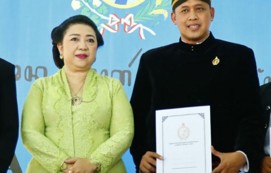 Plt Wali Kota Bekasi Tri Adhianto mendapat gelar Kanjeng Raden Tumenggung (KRT) oleh Keraton Surakarta.