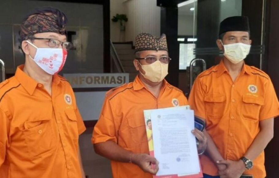 DPD Prajaniti Hindu Indonesia Jawa Timur saat melaporkan pria yang menendang sesajen di lokasi bencana Gunung Semeru, Lumajang, ke SPKT Polda Jatim di Surabaya, Senin, 10 Januari 2022.