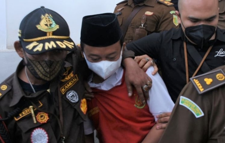 Terdakwa kasus pemerkosaan terhadap santriwati, Herry Wirawan digiring ke mobil tahanan di Pengadilan Negeri Bandung, Jawa Barat, Selasa 11 Januari 2022). 

