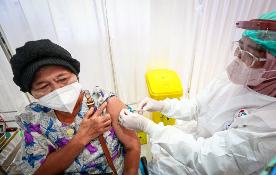 Tim medis menyuntikkan dosis ketiga vaksin Covid-19 atau booster kepada lansia di Rumah Sakit Umum Tangerang Selatan, Banten, Rabu, 12 Januari 2021.