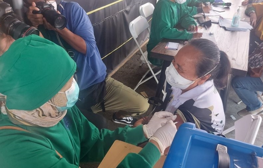 Warga menerima vaksin ketiga (booster) di Puskesmas Kecamatan Kramat Jati, Jakarta, Rabu 12 Januari 2022. 