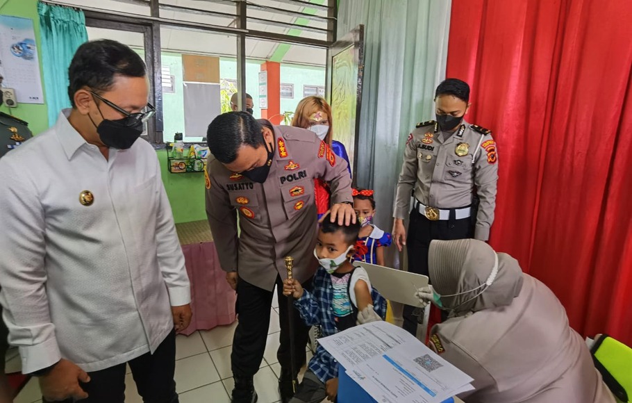 Wali Kota Bogor Bima Arya dan Kapolresta Kombes Susatyo Purnomo Condro meninjau vaksinasi anak dosis kedua di SDN Kawung Luwuk, Kota Bogor, Rabu, 12 Januari 2022. 