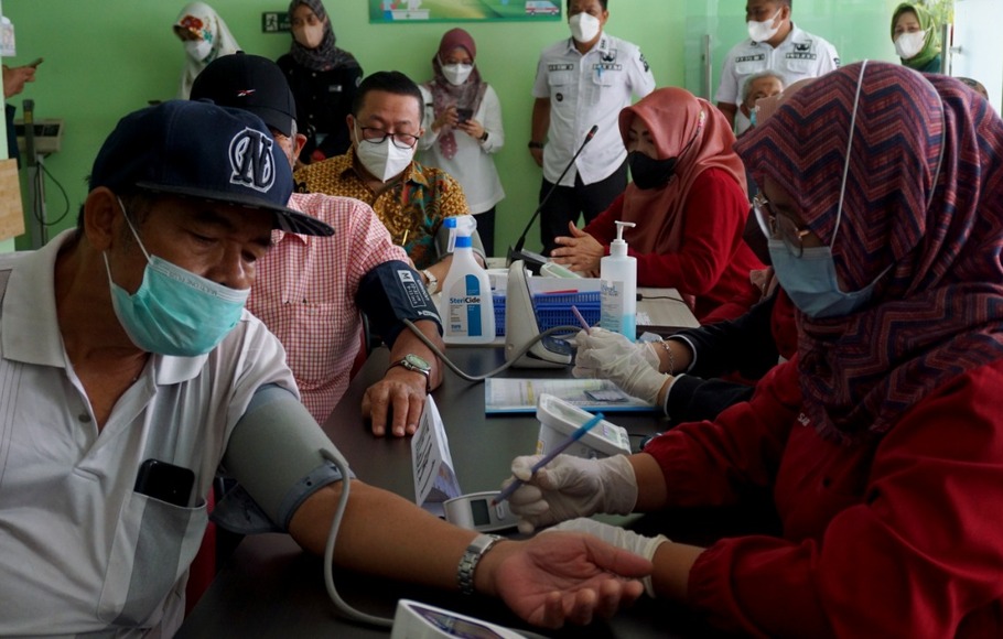 Kelompok lansia menjalani pemeriksaan kesehatan sebelum melakukan vaksinasi booster di Kota Tangerang.