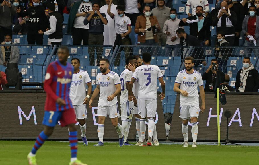 Pemain Real Madrid merayakan gol yang dicetak Vinicius Junior di semifinal Piala Super Spanyol di Riyadh, Arab Saudi, Kamis, 13 Januari 2022.