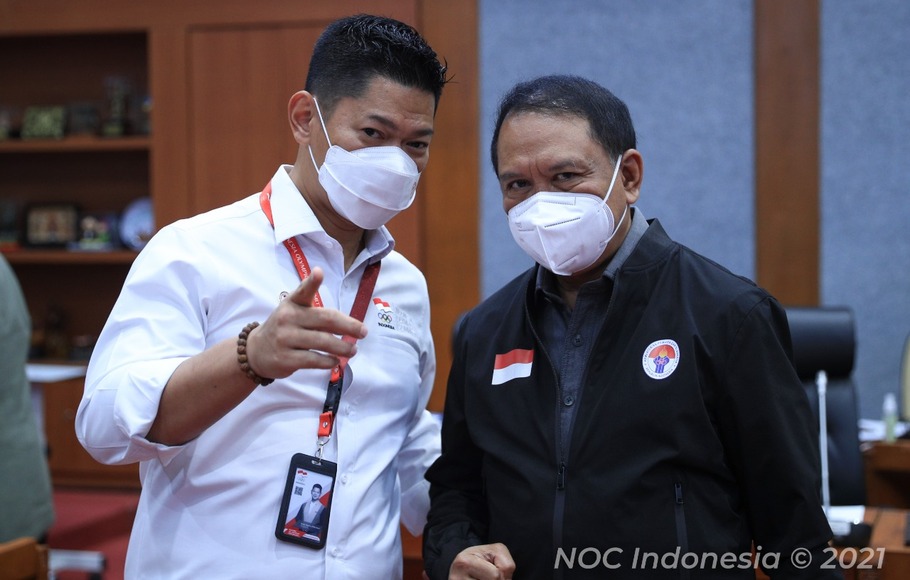 Ketua Gugus Tugas, ex-officio Ketua Komite Olimpiade Indonesia (NOC Indonesia), Raja Sapta Oktohari bersama Menpora Zainudin Amali.