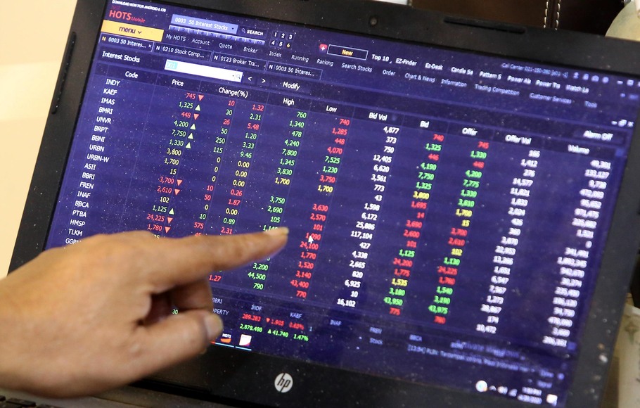 Investor melihat pergerakan saham di Jakarta.