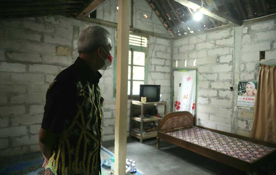 Gubernur Ganjar Pranowo melihat perbaikan RSLH milik Nenek Darsih dan Pak Madjimun program penanggulangan kemiskinan ekstrim di Desa Gununglurah, Cilongok, Banyumas, Rabu 12 Januari 2021.
