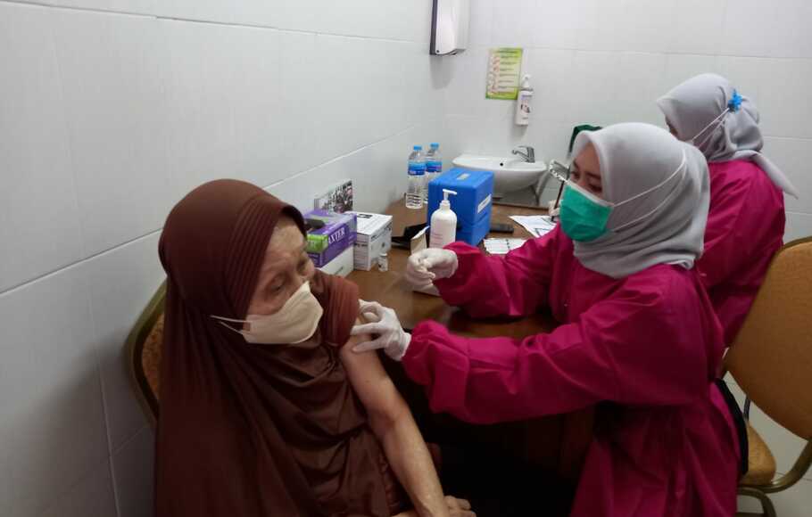 Salah satu lansia menerima vaksin booster di Puskesmas Curug Mekar, Jalan Abullah bin Nuh, Kota Bogor, Kamis 13 Januari 2022.