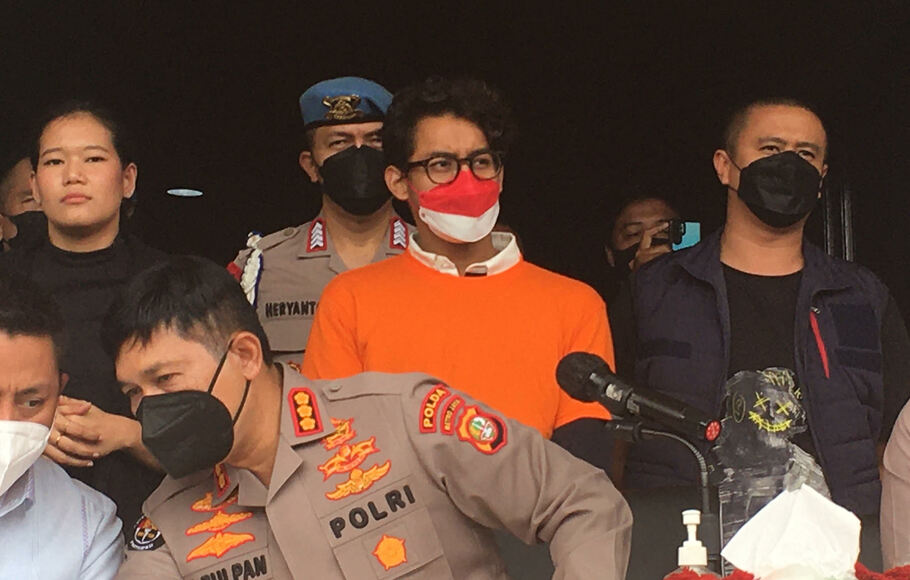 Ardhito Pramono (baju oranye) ditangkap karena penyalahgunaan narkoba.