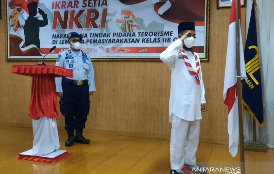 Seorang narapidana kasus terorisme menyatakan diri berikrar setia kepada NKRI setelah menjalani deradikalisasi di Lembaga Pemasyarakatan Kabupaten Garut, Jawa Barat, Kamis, 13 Januari 2022.  

