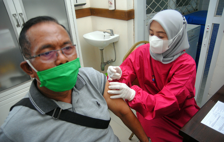 Petugas kesehatan menyuntikkan vaksin Covid-19 dosis ketiga (booster) untuk warga lanjut usia (lansia) di Puskesmas Semplak, Kota Bogor, Jawa Barat, Kamis, 13 Januari 2022.