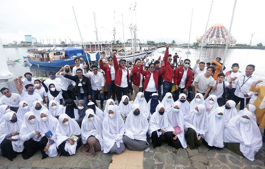 Relawan Indonesia Moeda mendeklarasikan dukungan untuk Erick Thohir sebagai kandidat calon presiden pada Pemilu 2024 di Anjungan Pantai Losari, Makassar, Kamis, 13 Januari 2022.