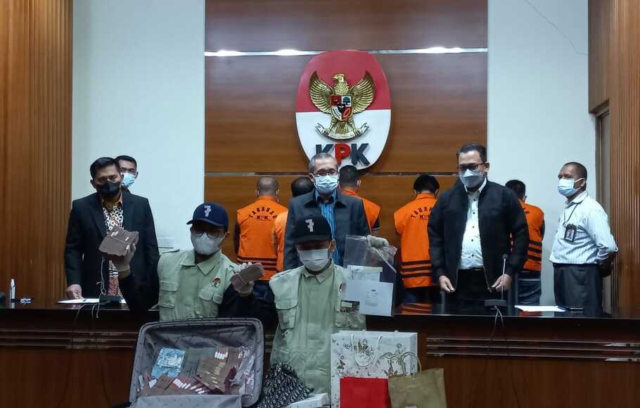 Tim penindakan KPK menunjukkan uang dan barang lainnya yang disita saat menangkap Bupati Penajam Paser Utara, Abdul Gafur Mas'ud dalam konferensi pers di Gedung KPK, Jakarta, Kamis, 13 Januari 2022.