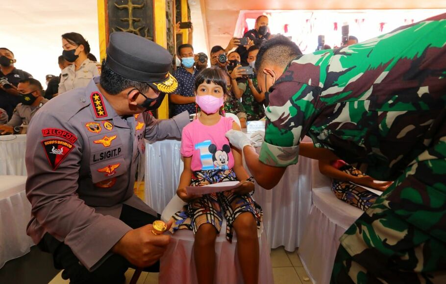 Kapolri Jenderal Listyo Sigit Prabowo meninjau langsung kegiatan akselerasi vaksinasi massal di Provinsi Maluku yang dilaksanakan di Lapangan Merdeka Kota Ambon, Jumat, 14 Januari 2022.