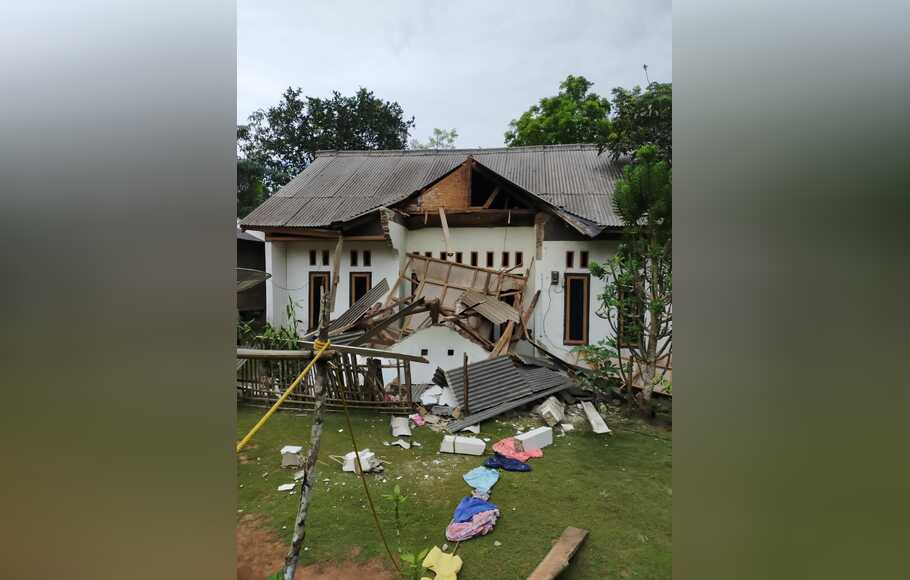 Kondisi kerusakan rumah warga pascagempa berkekuatan magnitudo 6,7 di Banten, Jumat, 14 Januari 2022.