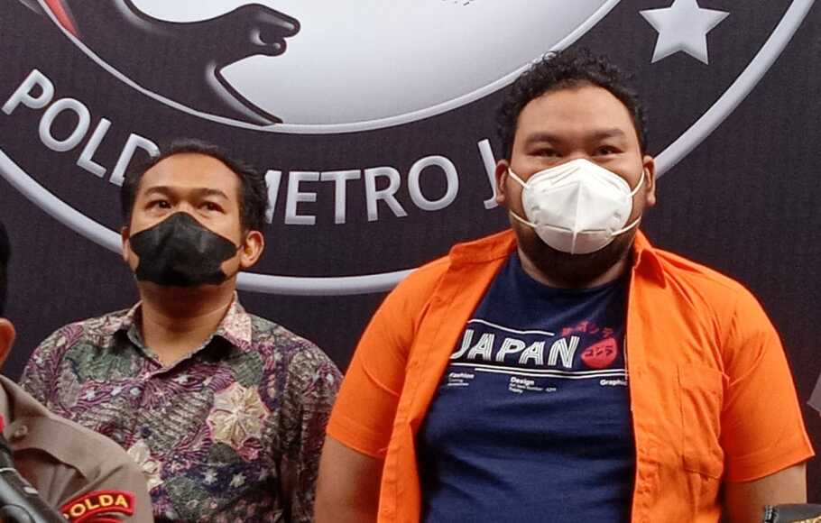 Aktor sekaligus komedian, Fico Fachriza (kanan) ditangkap Ditresnarkoba Polda Metro Jaya karena menyalahgunakan dan menggunakan narkoba jenis tembakau sintetis atau tembakau gorila, Jumat, 14 Januari 2022.