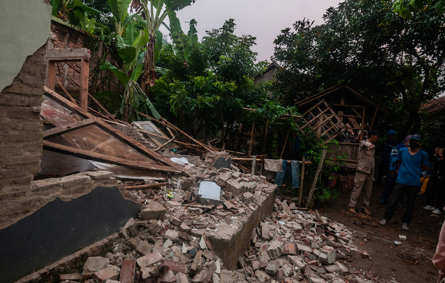 Warga melihat kondisi rumah yang rusak akibat gempa di Kadu Agung Timur, Lebak, Banten, Jumat 14 Januari 2022.