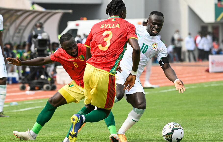Dua pemain Guinea Naby Keita (kiri) dan Issiaga Sylla memperebutkan bola dengan penyerang Senegal Sadio Mane dalam penyisihan Piala Afrika Grup B, di Stade de Kouekong di Bafoussam, Jumat, 14 Januari 2022. 