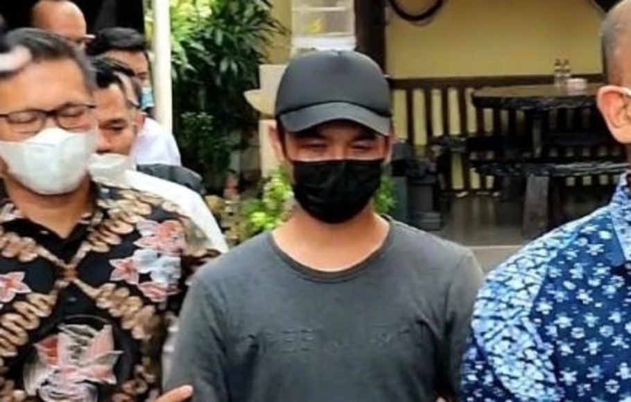 Pelaku penendang sesajen di Semeru berinisial HF saat menjalani pemeriksaan di Mapolda Jatim di Surabaya, Jumat 14 Januari 2022. 
