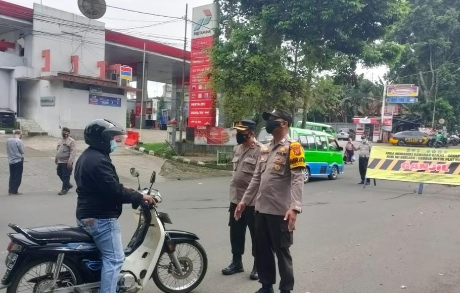 Pemotor diminta putar balik oleh petugas di Kota Bogor saat pemberlakuan ganjil genap, Sabtu 15 Januari 2022. 