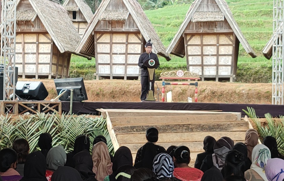 Menteri Desa PDTT Abdul Halim Iskandar memberi sambutan di peringatan Sewindu UU Desa yang digelar di Desa Adat Kasepuhan Ciptagelar, Desa Sirnaresmi, Kecamatan Cisolok, Kabupaten Sukabumi, 15 Januari 2022.