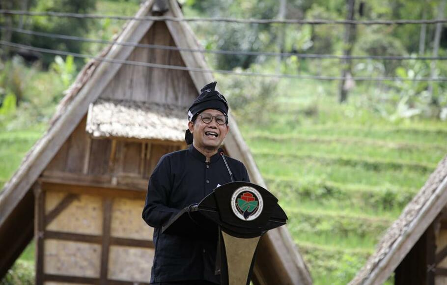 
Menteri Desa PDTT Abdul Halim Iskandar memberi sambutan di peringatan Sewindu UU Desa yang digelar di Desa Adat Kasepuhan Ciptagelar, Desa Sirnaresmi, Kecamatan Cisolok, Kabupaten Sukabumi, 15 Januari 2022.
