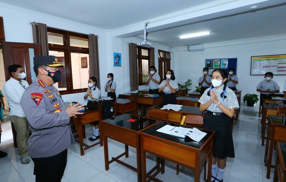 Kapolri Jenderal Listyo Sigit Prabowo berdialog dengan para siswa ketika meninjau PTM di SMP Kristen I Harapan Denpasar Bali, Sabtu, 15 Januari 2021. 