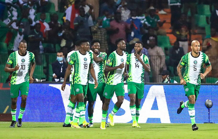 Para pemain Nigeria merayakan gol ketiga saat melawan Sudan di penyisihan Grup D Piala Afrika 2021 di Stadion Roumde Adjia, Garoua, Sabtu 15 Januari 2022. 