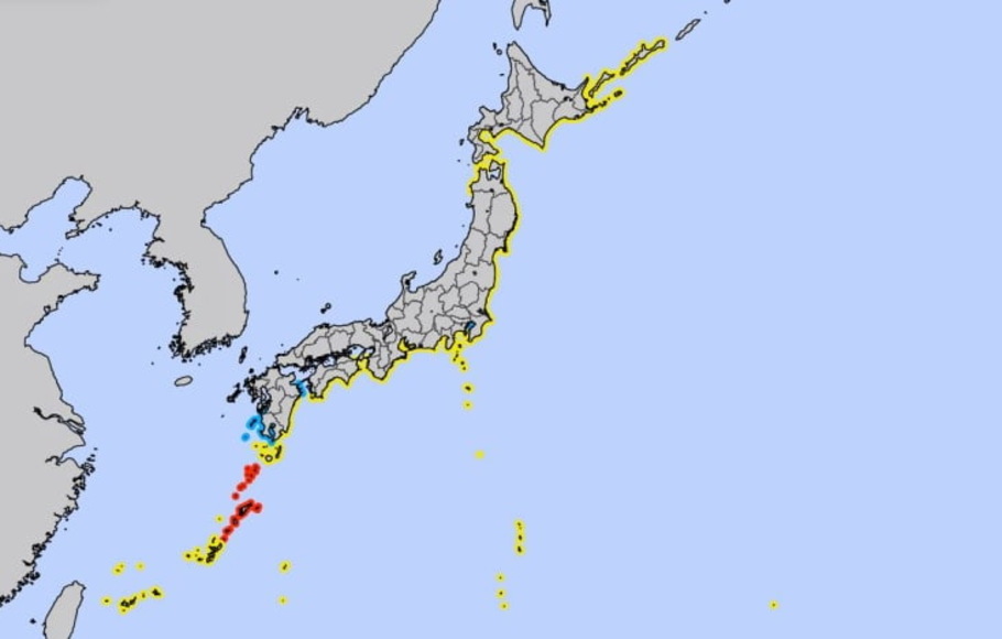 Peringatan tsunami, ditandai dengan warna merah, dikeluarkan untuk daerah di sekitar pulau Amami selatan Jepang dan rantai pulau Tokara di Prefektur Kagoshima. Peringatan tsunami (berwarna kuning) dikeluarkan untuk wilayah pesisir. 