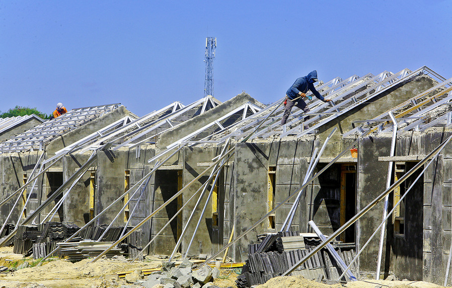 Pekerja menyelesaikan proyek pembangunan perumahan subsidi BTN di Tangerang, Banten.