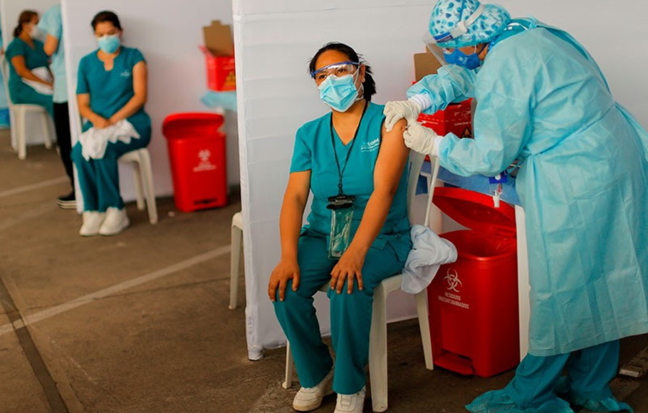 Seorang petugas kesehatan di Peru menerima dosis vaksin Covid-19, Sinopharm. 