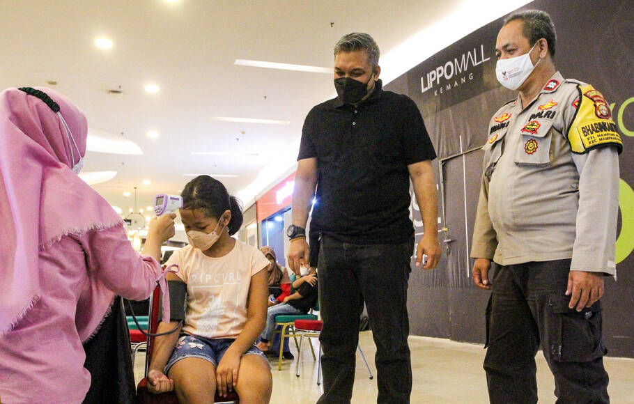 Mall Director Lippo Mall Kemang, Dimas Kusuma didampingi jajaran Polsek Mampang meninjau vaksin anak di Lippo Mall Kemang, Jakarta Selatan, Minggu, 16 Januari 2022.